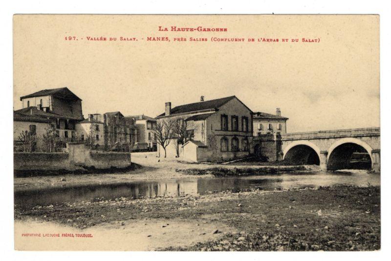 The image is a vintage black and white postcard depicting an old town by the river. The caption reads "La Haute-Garonne" followed by details about location, which suggest it's from 197 years ago or possibly referring to year '97 with some translation error. It shows houses along one side of a calm river that stretches through what appears to be an urban setting. There is a bridge in the background, and on closer inspection there are reflections visible on the water surface suggesting clear weather conditions when this photo was taken.

Additional information about the image can be found at the source URL provided which seems related to some kind of historical survey or archive possibly linked with "Ferro Candilera" as indicated by another caption within the postcard itself. The quality and details suggest that it is an old photograph, showing a rural town likely situated in France given the language used on the card - French.